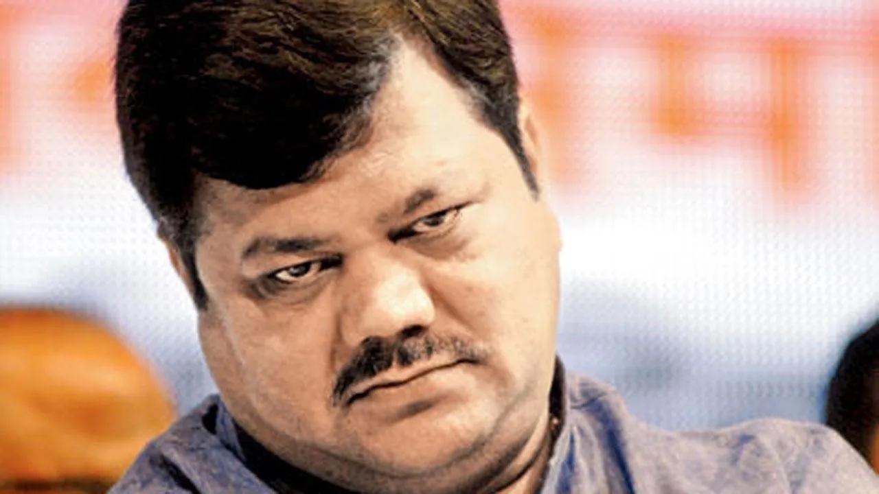 False declaration case: BJP leader Pravin Darekar reaches Mumbai police station to record statement False declaration case: BJP leader Pravin Darekar reaches Mumbai police station to record statement
